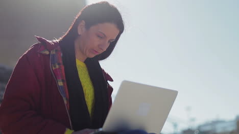 Mujer-Madura-Concentrada-Usando-Laptop-Durante-El-Día-Soleado